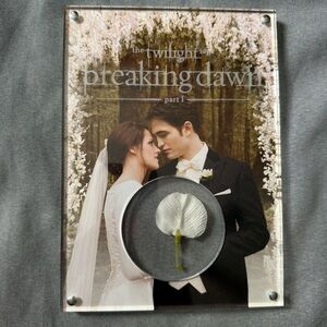 Authentic Twilight Breaking Dawn Part 1 Official Collectible- Prop Flower